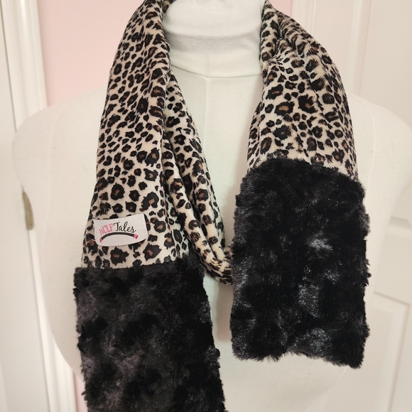 Chic Leopard Print Infinity Scarf - Picture 5 of 5